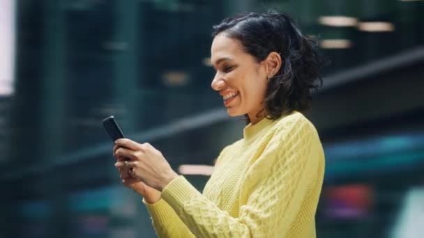 360 Degree Woman Using Smartphone on Street — 图库视频影像