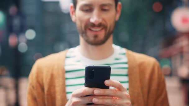 Hombre usando smartphone en la calle — Vídeos de Stock