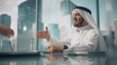 Saudi Emirati Arab Businessmen Shake Hands