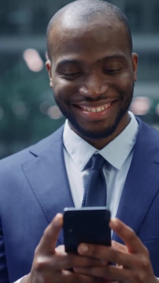 Vertical Screen Man Using Smartphone — Vídeo de Stock