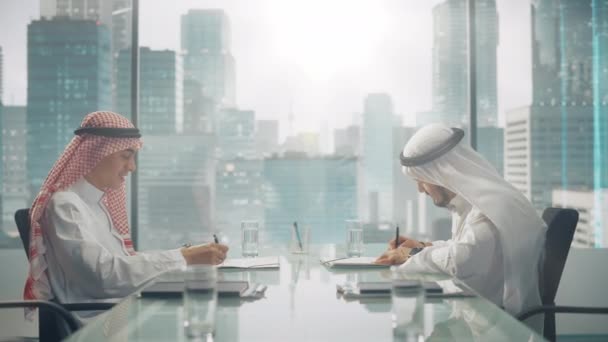 Saudi Emirati Arab Businessmen Sign Contract — стоковое видео