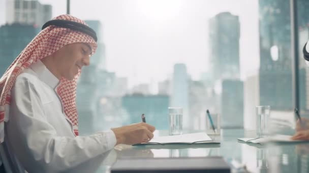Saudi Emirati Arab Businessmen Sign Contract — Stock Video