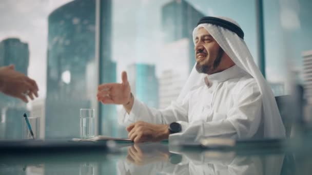 Saudi Emirati Arab Businessmen Shake Hands — стоковое видео