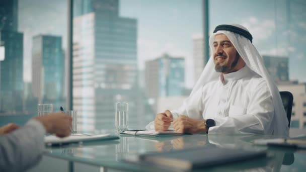 Σαουδάραβες επιχειρηματίες του Εμιράτου κάνουν χειραψία — Αρχείο Βίντεο