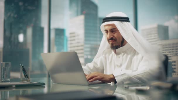 Saudi Emirati Arab Businessman Work Laptop Computer — Video