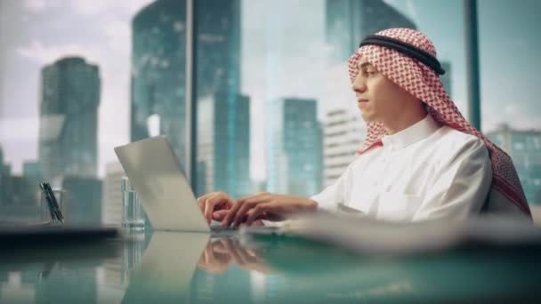 Saudi Emirati Arab Businessman Work Laptop Computer — Vídeos de Stock