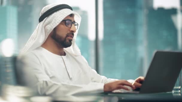 Saudi Emirati Arab Businessman Work Laptop Computer — стоковое видео