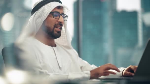 Saudi Emirati Arab Businessman Work Laptop Computer — Stockvideo