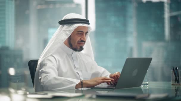 Saudi Emirati Arab Businessman Work Laptop Computer — Stock video