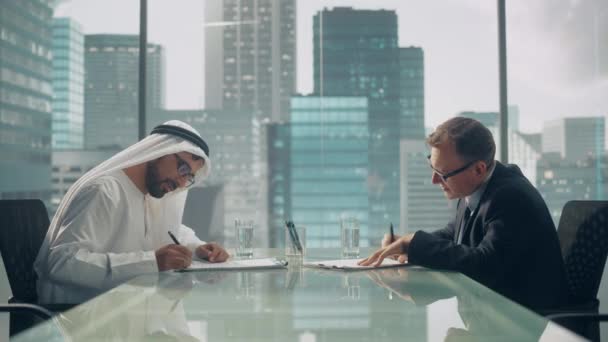 Saudi Emirati Arab Businessmen Multiethnic Sign Contract — ストック動画