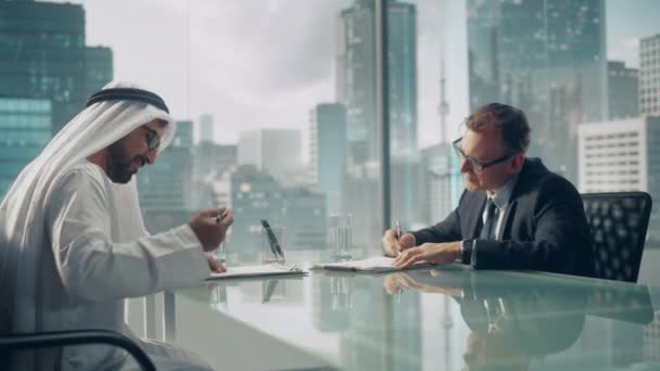 Saudi Emirati Arab Businessmen Multiethnic Sign Contract — 图库视频影像