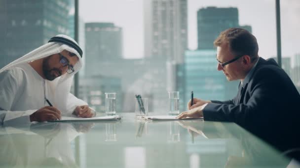 Saudi Emirati Arab Businessmen Multiethnic Sign Contract — Stock videók