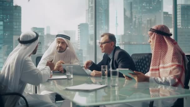 Reunión multiétnica de empresarios árabes de Arabia Saudita — Vídeos de Stock