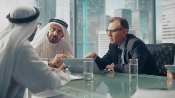 Saudi Emirati Arab Businessmen Multiethnic Meeting — Stockvideo