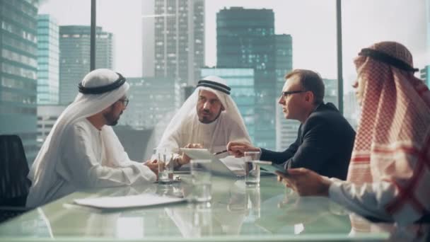 Saudi Emirati Arab Businessmen Multiethnic Meeting — Stok video