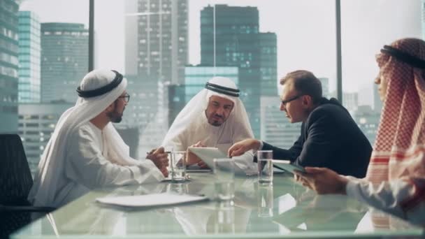 Saudi Emirati Arab Businessmen Multiethnic Meeting — Stockvideo