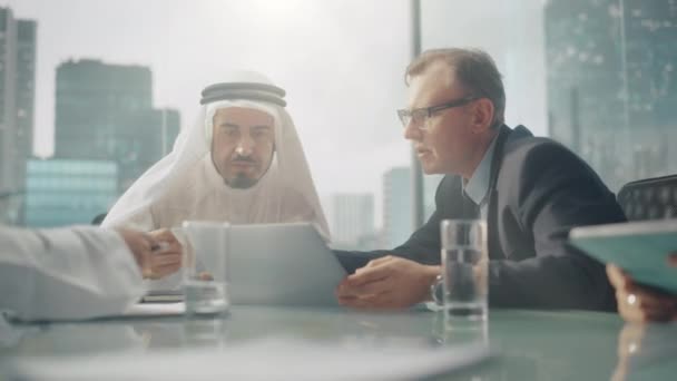 Saudi Emirati Arab Businessmen Multiethnic Meeting — Stock videók