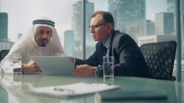 Saudi Emirati Arab Businessmen Multiethnic Meeting — стоковое видео