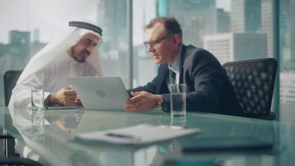 Saudi Emirati Arab Businessmen Multiethnic Meeting – Stock-video