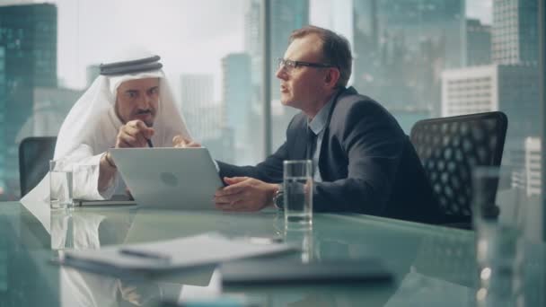 Saudi Emirati Arab Businessmen Multiethnic Meeting — 图库视频影像