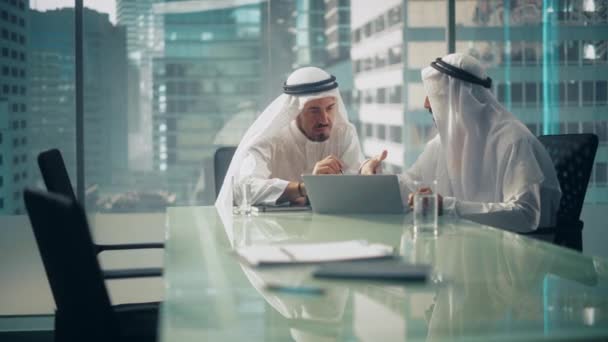 Reunión de empresarios árabes de Arabia Saudita — Vídeo de stock
