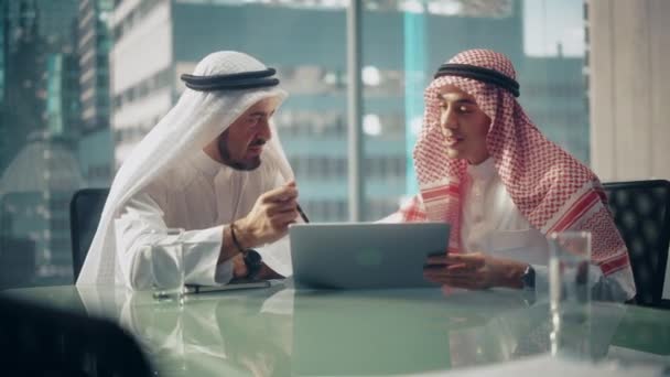 Saudi Emirati Arab Businessmen Meeting — Stock Video