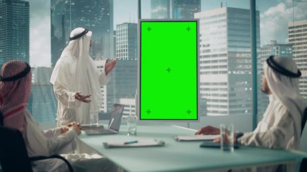 Saudi Emirati Arab Business Manager Giving Presentation on Green Screen Monitor – Stock-video