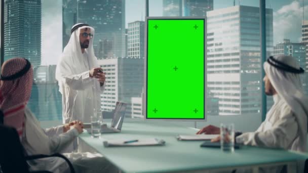 Σαουδική Εμιράτα Αραβική Business Manager Δίνοντας παρουσίαση για την πράσινη οθόνη Monitor — Αρχείο Βίντεο