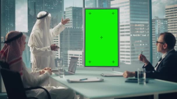 Saudi Emirati Arab Business Manager Giving Presentation on Green Screen Monitor — Stock video
