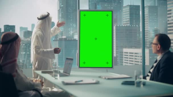 サウジアラビアEmiratiアラブビジネスマネージャーは、グリーンスクリーンモニターに関するプレゼンテーションを行う — ストック動画