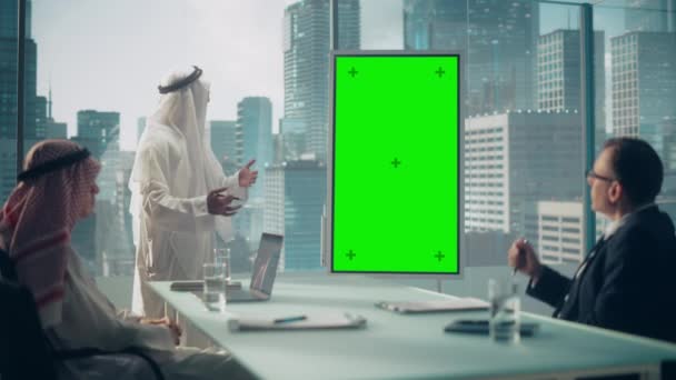 Saudi Emirati Arab Business Manager Giving Presentation on Green Screen Monitor — Stockvideo
