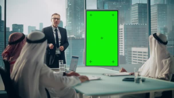 Gerente de negocios hace una presentación a los empresarios de Emirati en el monitor de pantalla verde — Vídeos de Stock