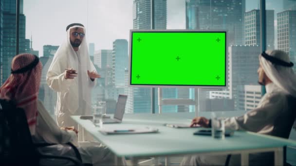 Saudi Emirati Arab Business Manager Giving Presentation on Green Screen Monitor — Stock Video