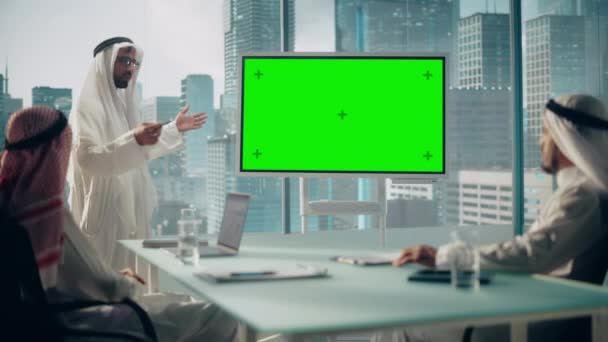 Saudi Emirati Arab Business Manager Giving Presentation on Green Screen Monitor — Stok video