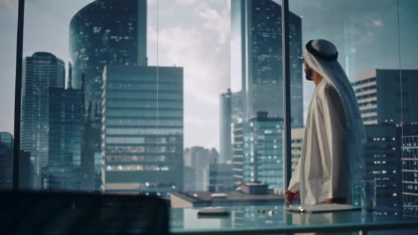 Saudi Emirati Arab Businessman in Office Window — ストック動画