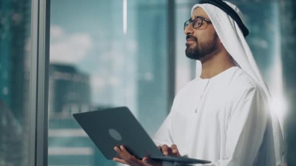 Saudi Emirati Arab Businessman Using Laptop — 图库视频影像