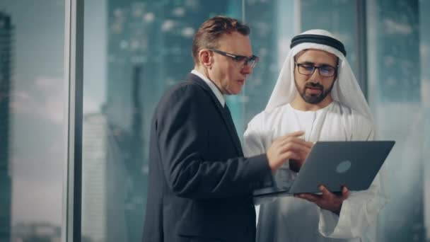 サウジアラビアEmiratiアラブビジネスマンパートナーと仕事を話し合う — ストック動画