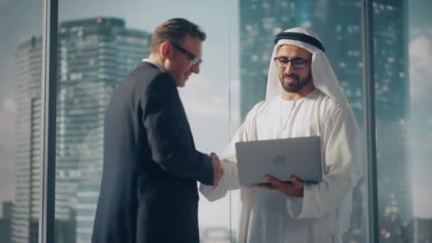 Arabia Saudita Emirati Empresario Árabe Reunión Socio de negocios — Vídeos de Stock