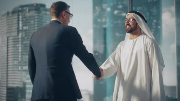 Saudi Emirati Arab Businessman Meeting Business Partner — Vídeo de Stock