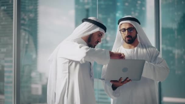 Empresario árabe de Arabia Saudita discutiendo trabajo con socio — Vídeo de stock
