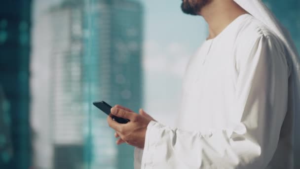 Saudi Emirati Arab Businessman Using Smartphone — Αρχείο Βίντεο