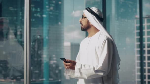 Saudi Emirati Arab Businessman Using Smartphone — Vídeos de Stock