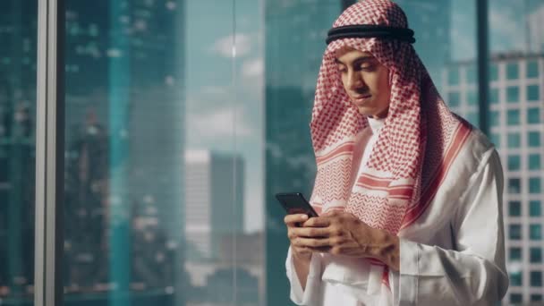 Saudi Emirati Arab Businessman Using Smartphone — стоковое видео