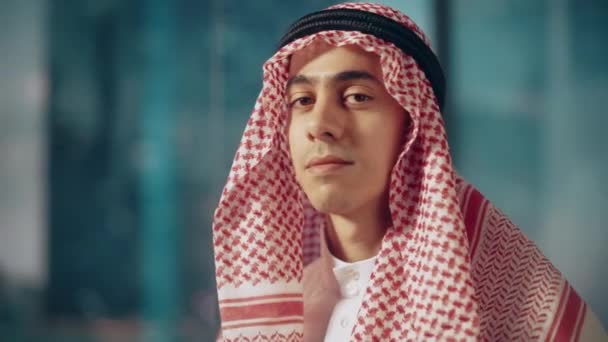 Saudi Emirati Arab Businessman Portrait — Video