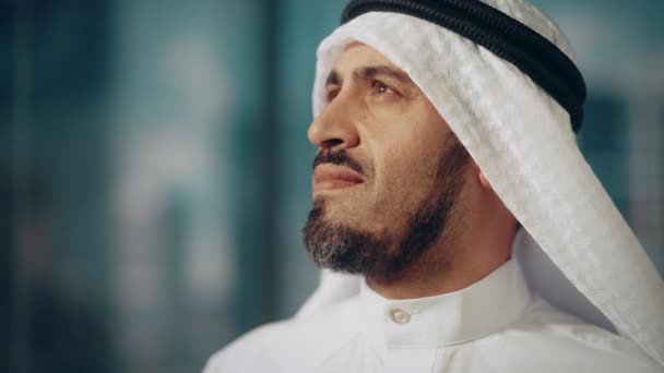 Saudi Emirati Arab Businessman Portrait — Video