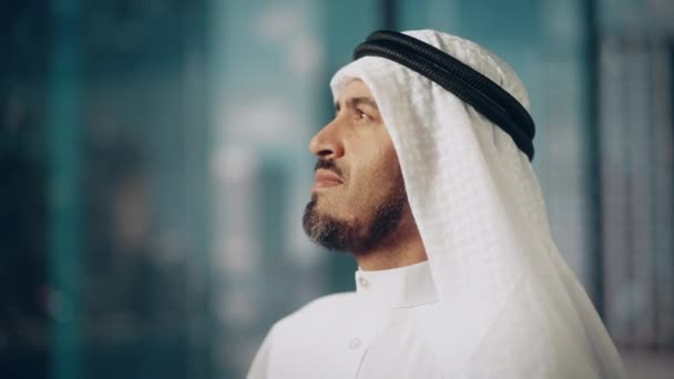サウジアラビアEmiratiアラブビジネスマンの肖像画 — ストック動画