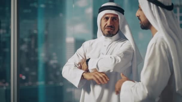 Saudi Emirati Arab Businessman Discussing Work with Partner — Vídeo de Stock