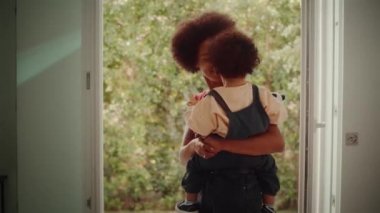 Evde çocuklu bir anne