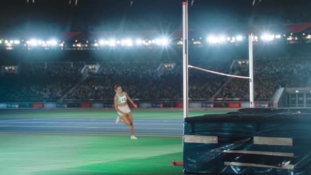 Salto alto femenino sobre la barra con espectadores — Vídeos de Stock