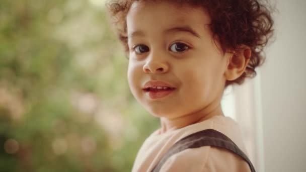 Дитячий портрет вдома — стокове відео